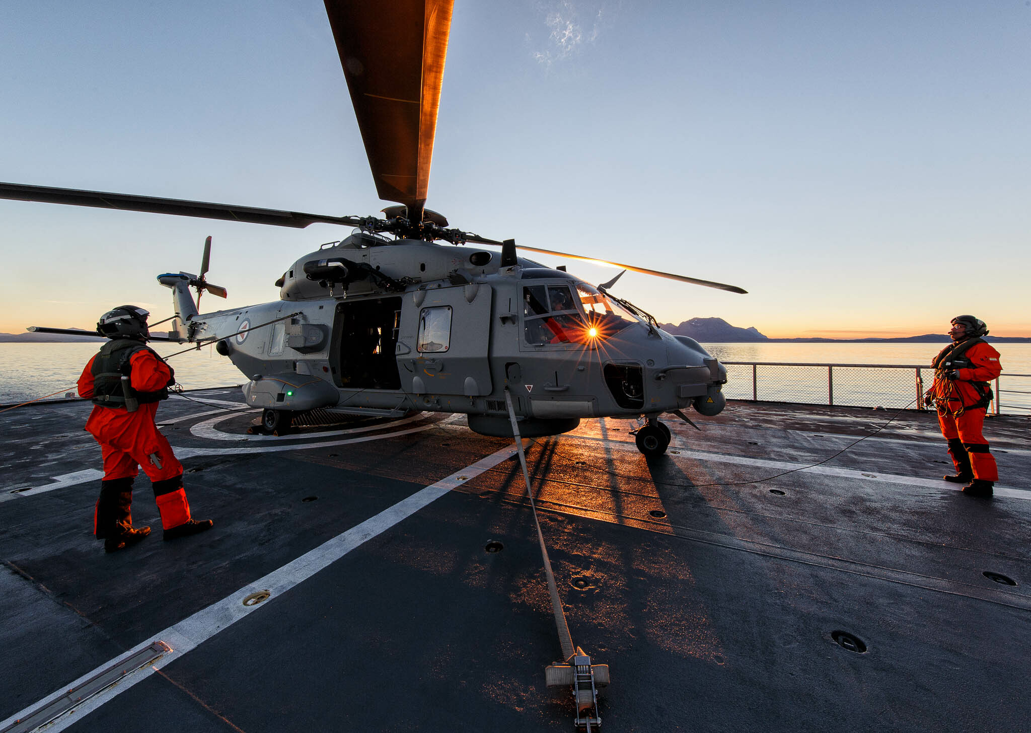 NH 90 på dekk om bord KV Senja